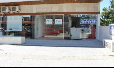 En venta Local a la calle con baño en Peninsula, Punta del Este.