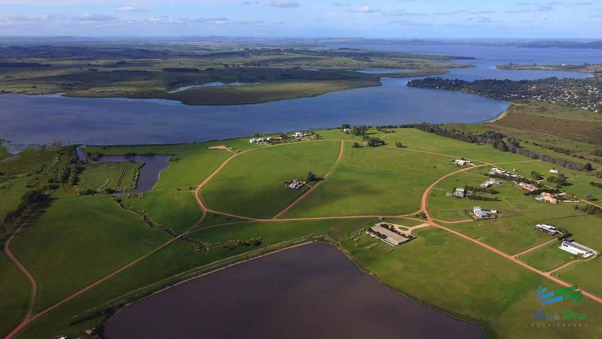 Venta de  terreno proximo al aeropuesrto de Punta del Este en laguna de los cisnes