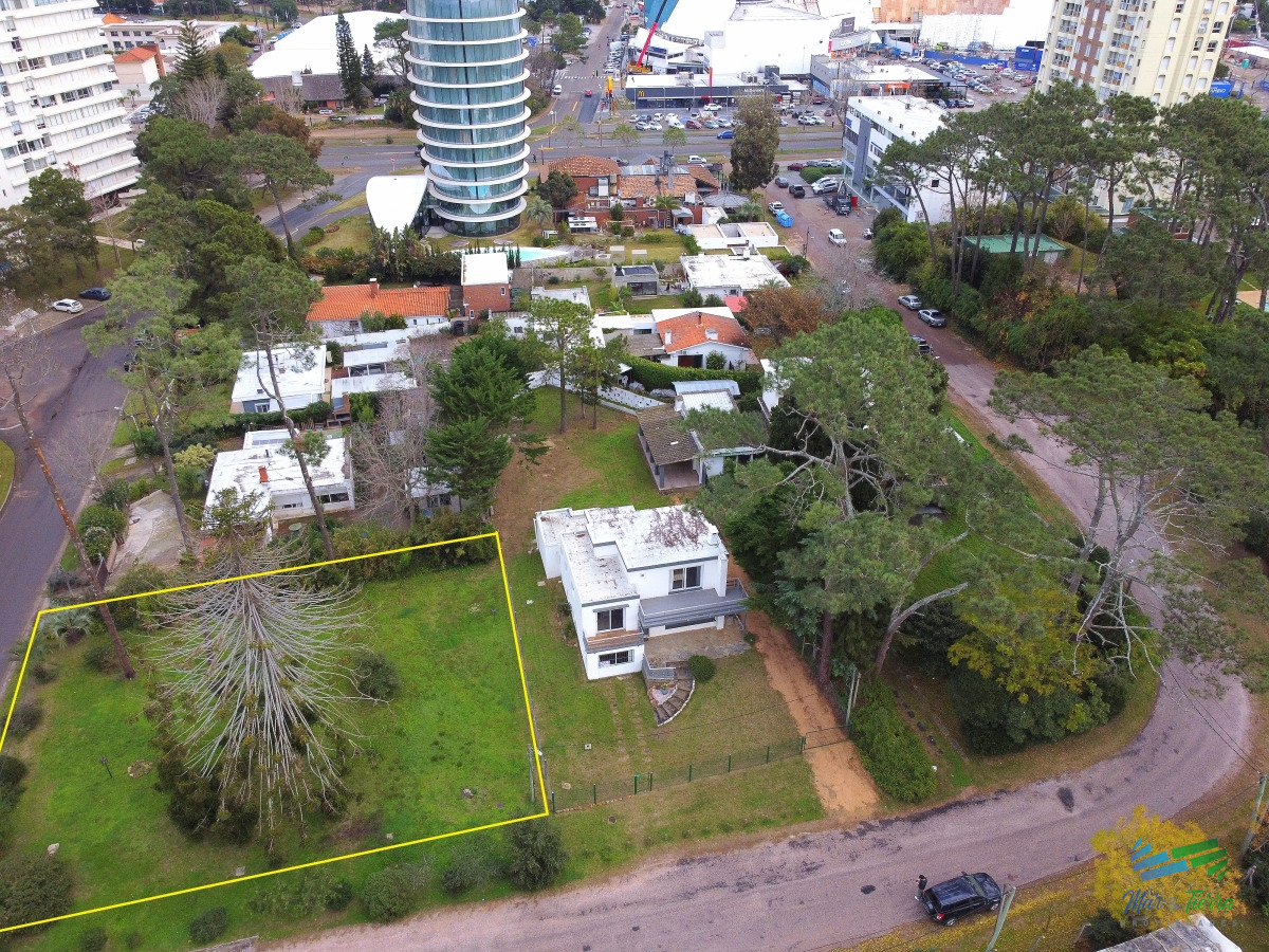 Se vende terreno esquinero zona shopping, Lugano, Punta del Este