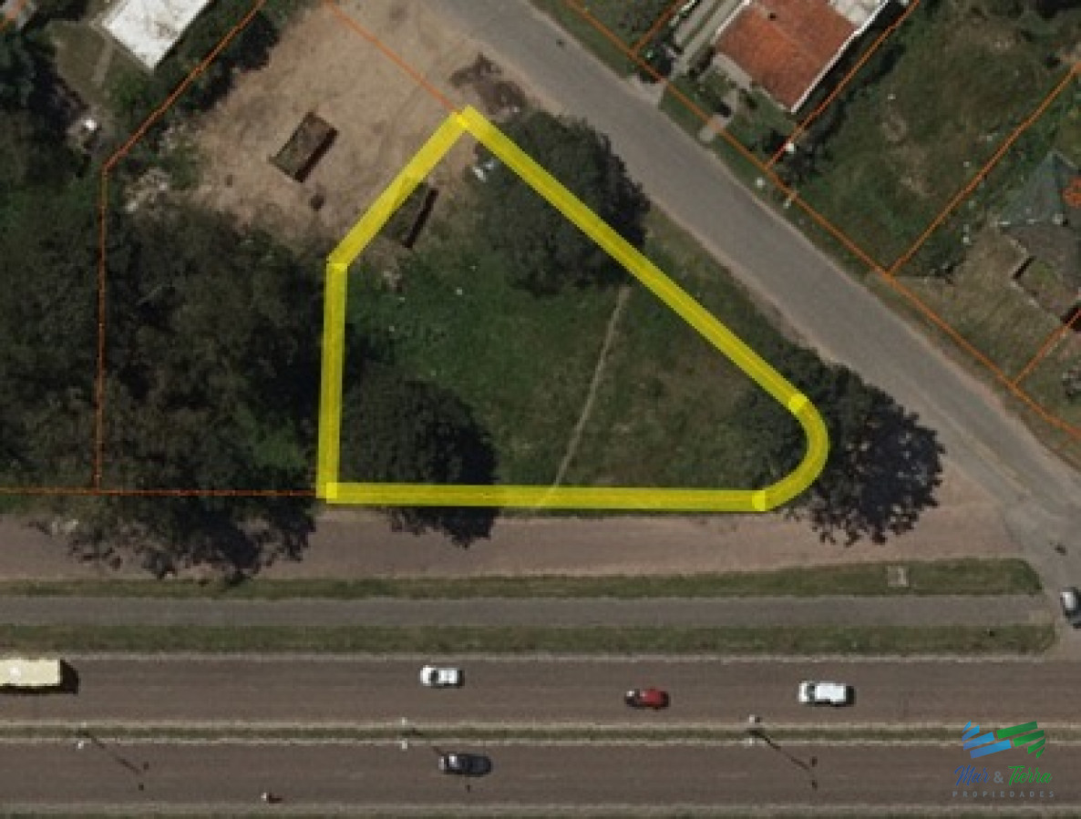 Terreno ID.4534 - Se vende terreno sobre Av. Roosevelt, Punta del Este. Uso comercial o PH.