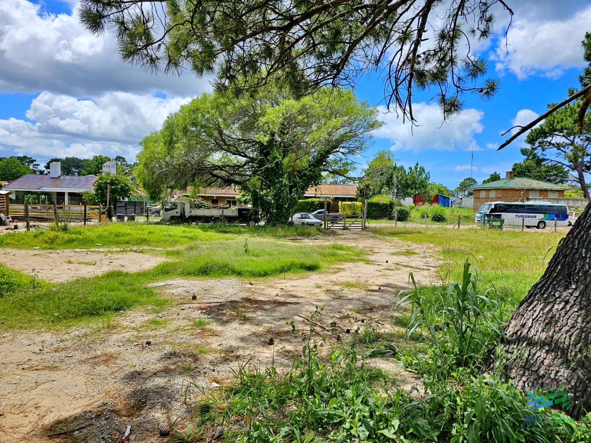 Terreno ID.4534 - Se vende terreno sobre Av. Roosevelt, Punta del Este. Uso comercial o PH.