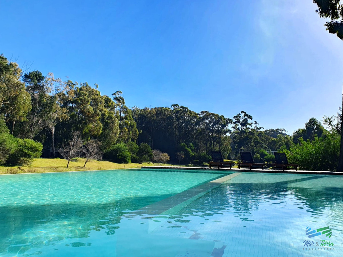 Terreno ID.4229 - Vendo terreno sobre el lago en Bario privado Design Village de Solanas, Punta del Este