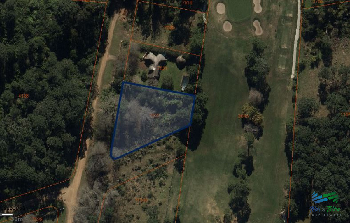 Terreno ID.5696 - Venta de terreno de 2500 m2 en Barrio Golf Punta del Este