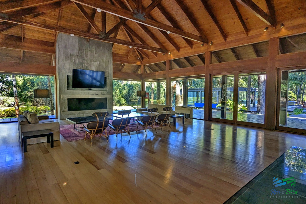 Terreno ID.4229 - Vendo terreno sobre el lago en Bario privado Design Village de Solanas, Punta del Este