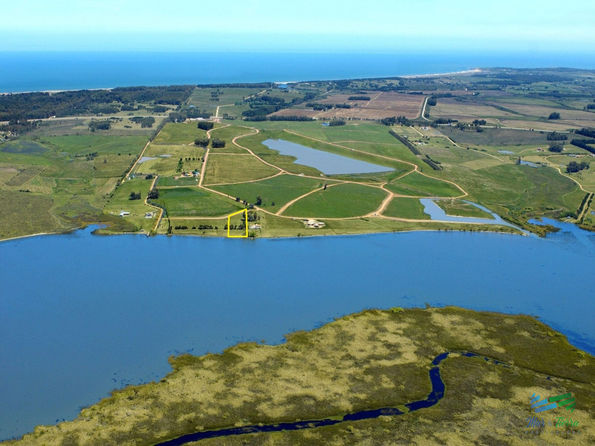 Terreno ID.4258 - Venta de terreno en Laguna de los Cisnes superficie de 6.700 m2 con costa de laguna