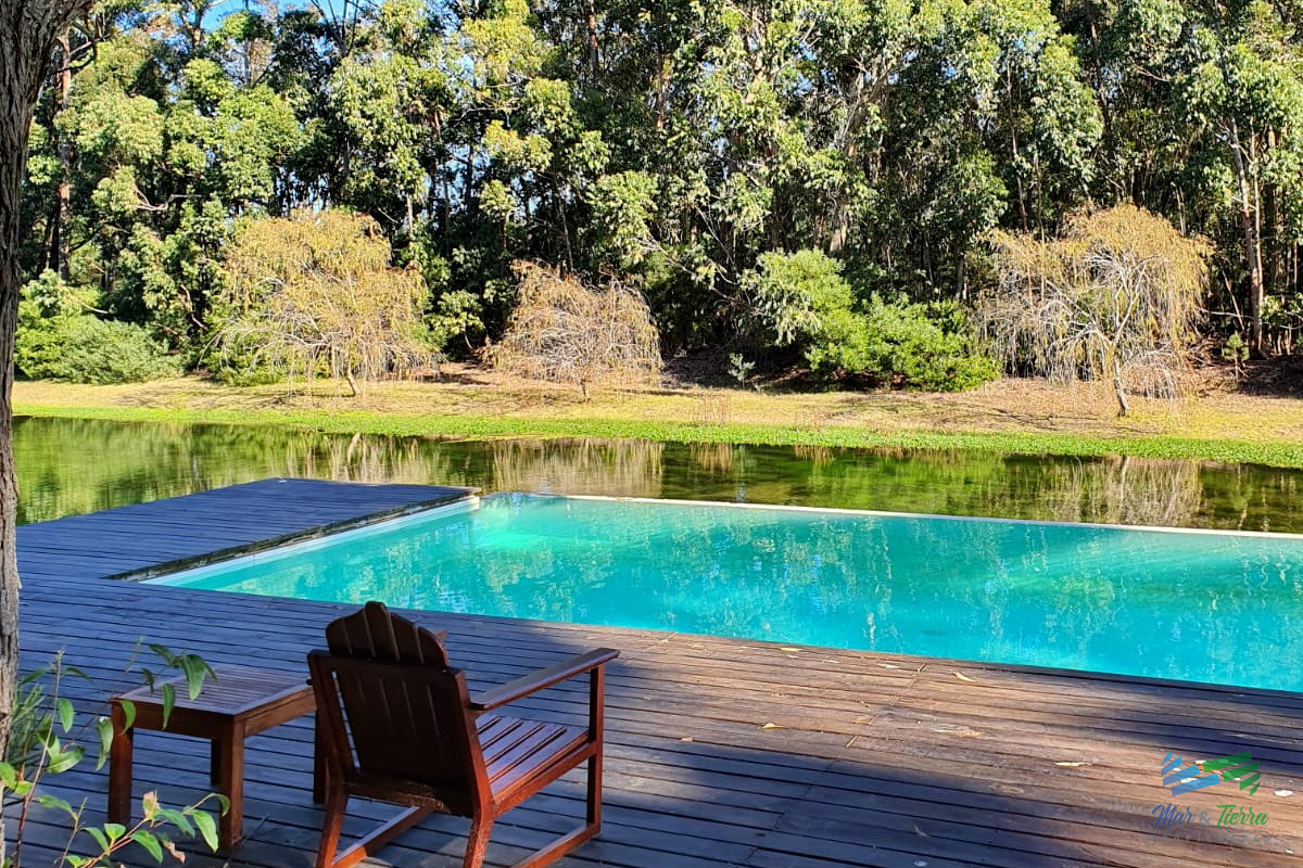 Terreno ID.4229 - Vendo terreno sobre el lago en Bario privado Design Village de Solanas, Punta del Este
