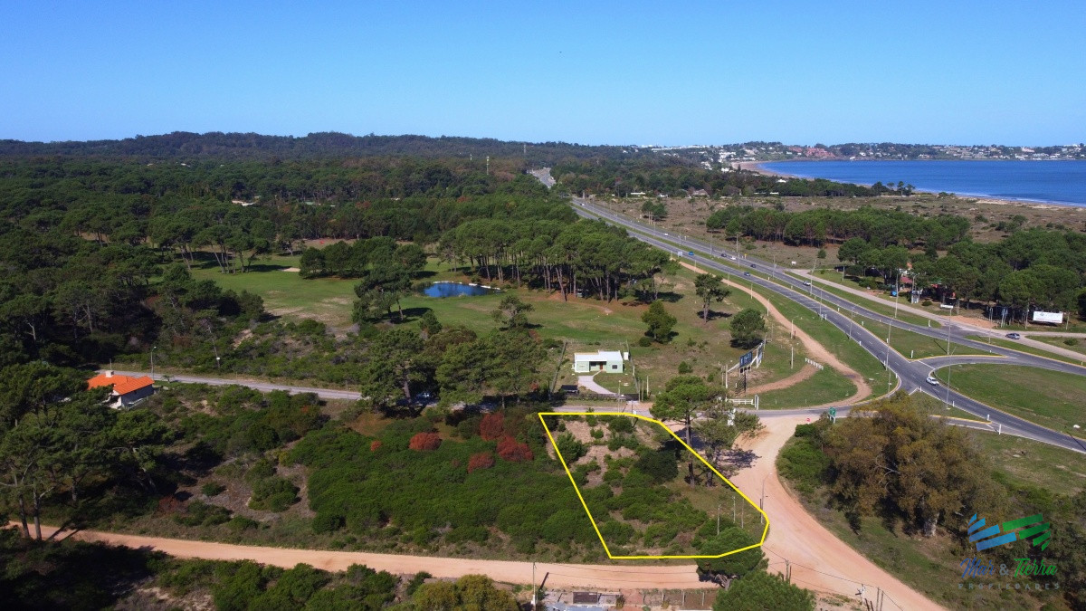 Terreno ID.4245 - Venta de terreno esquinero en Club del Lago Punta Ballena