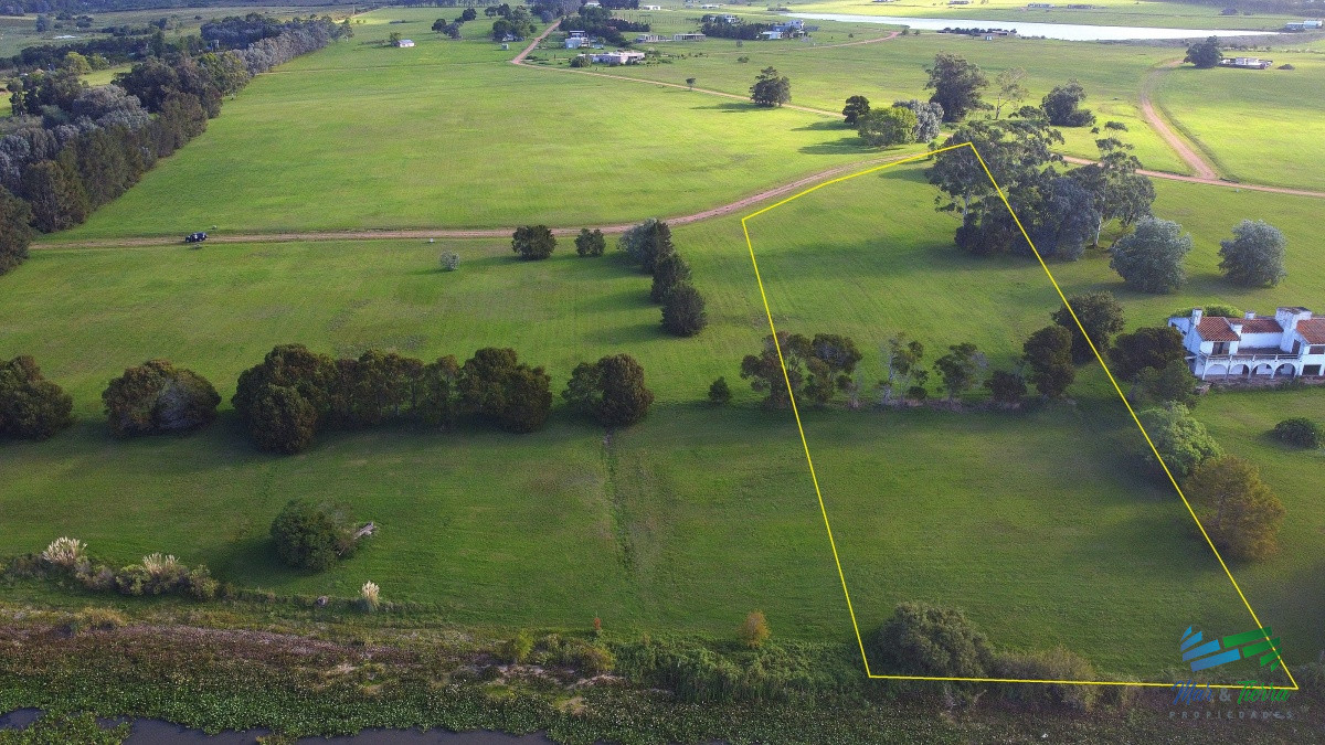 Terreno ID.4258 - Venta de terreno en Laguna de los Cisnes superficie de 6.700 m2 con costa de laguna