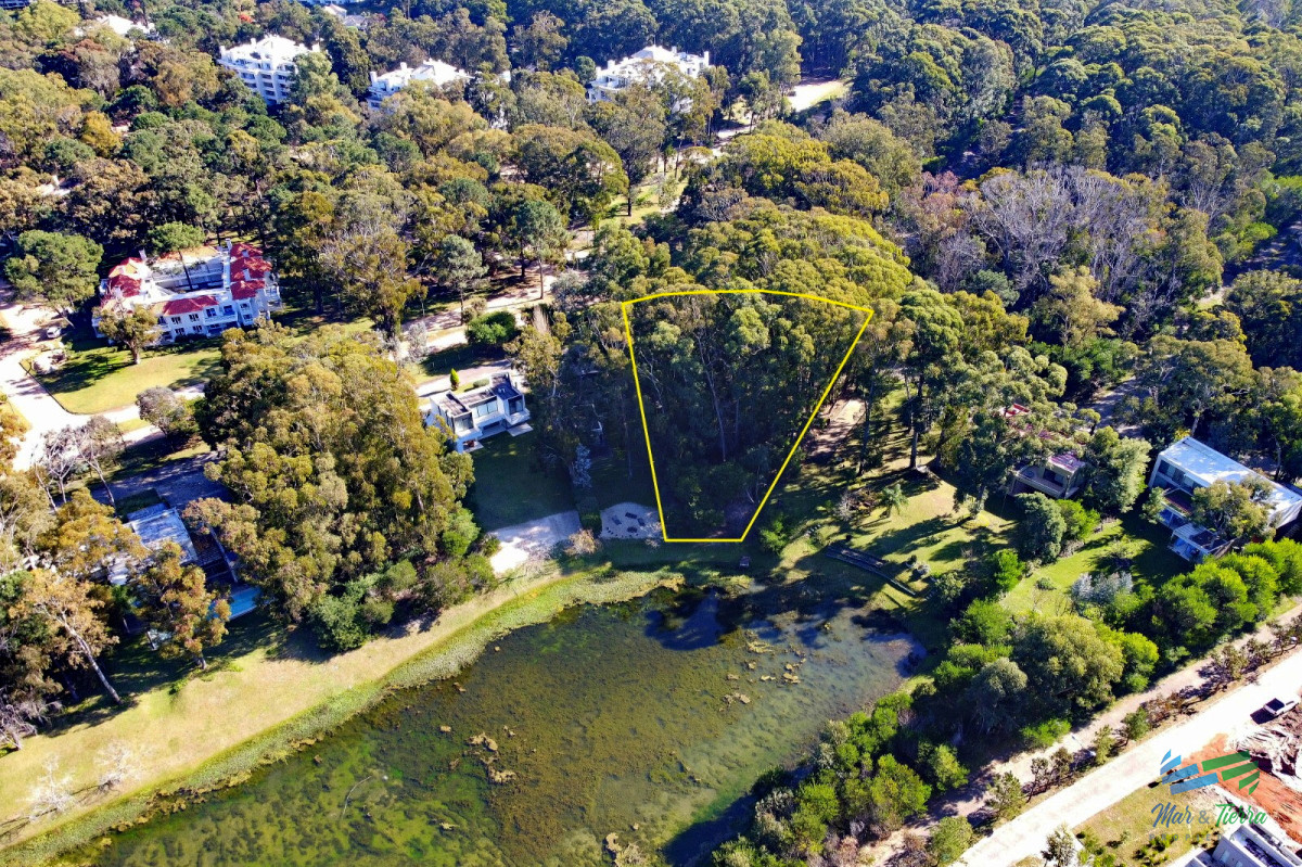 Terreno ID.4229 - Vendo terreno sobre el lago en Bario privado Design Village de Solanas, Punta del Este
