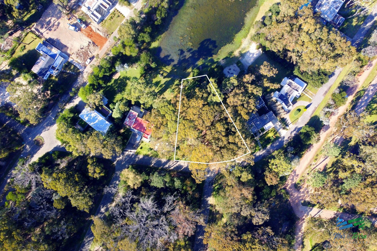 Terreno ID.4229 - Vendo terreno sobre el lago en Bario privado Design Village de Solanas, Punta del Este