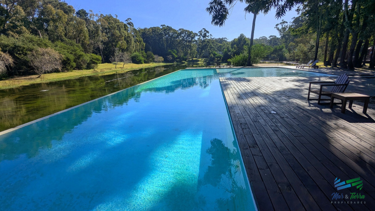 Terreno ID.4229 - Vendo terreno sobre el lago en Bario privado Design Village de Solanas, Punta del Este
