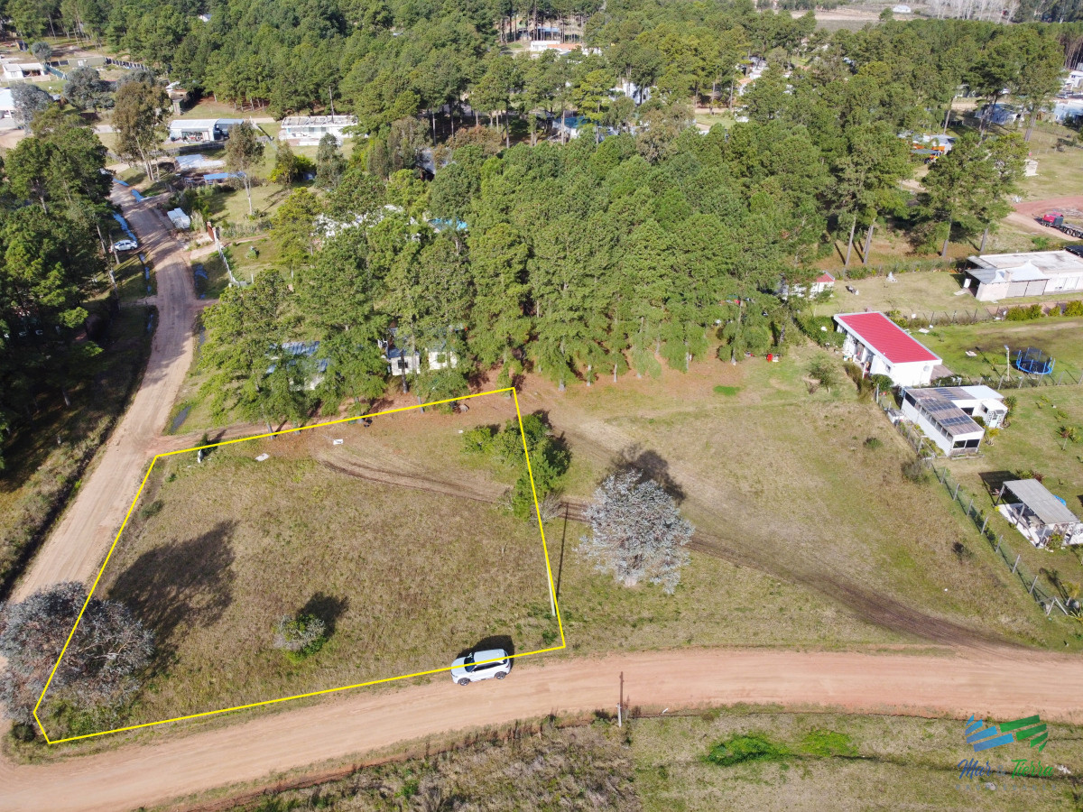 Terreno ID.5449 - Venta de terreno esquinero de 1.000 m2 en Chacras del Pinar Camino Lussich Maldonado 