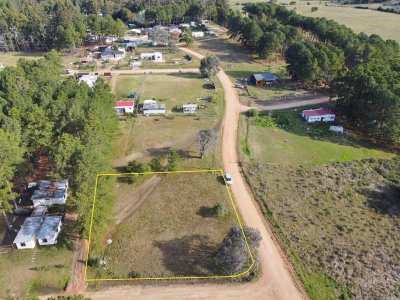 Venta de terreno esquinero de 1.000 m2 en Chacras del Pinar Camino Lussich Maldonado 