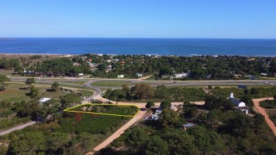 Venta de terreno esquinero en Club del Lago Punta Ballena