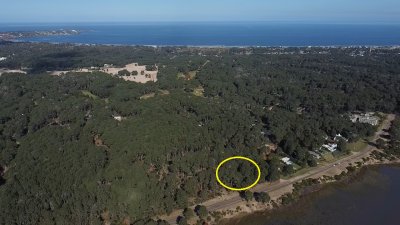 Venta de terreno de mas de 1.700 m2 sobre la laguna del Sauce
