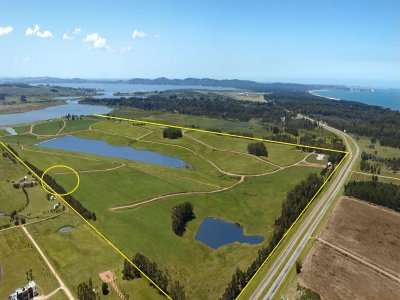 Venta de gran terreno en barrio privado con costa de laguna 