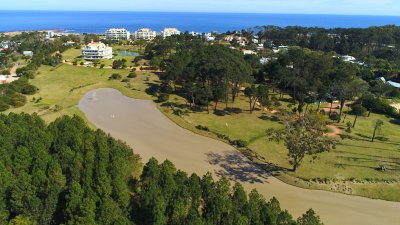 Venta de terreno de 1045 m2 en barrio cerrado frente al mar en playa Mansa Punta del este