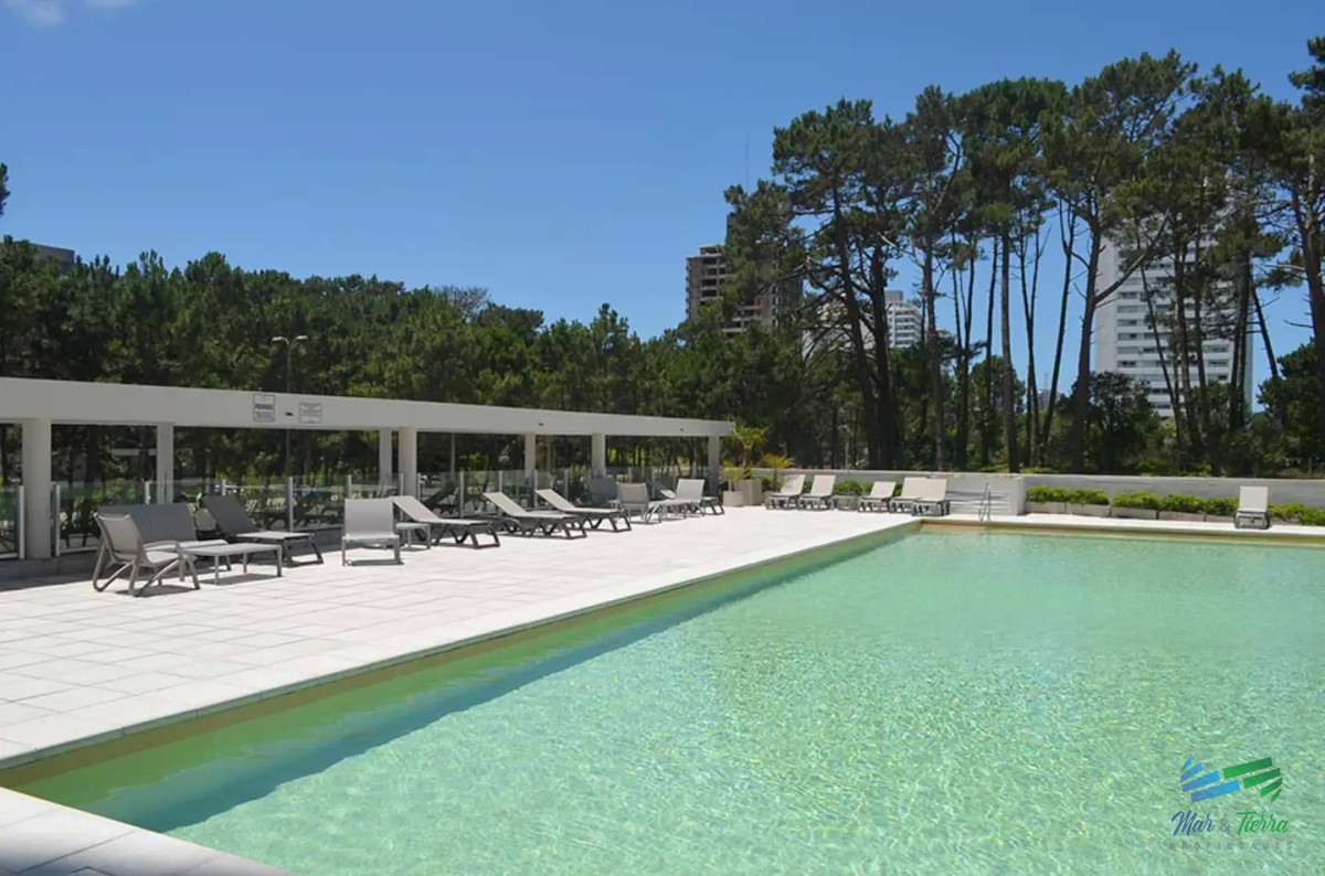 En venta apartamento 1 dormitorio con servicios en Ocean Drive Country, Punta del Este.