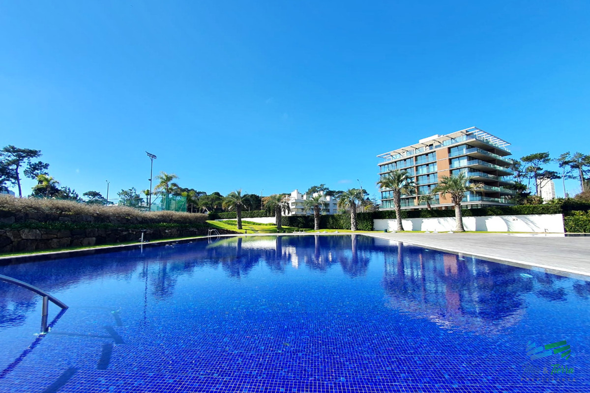 Apartamento ID.3664 - Alquilo apartamento 3 dormitorios frente al mar con servicios, Playa Mansa, Punta del Este