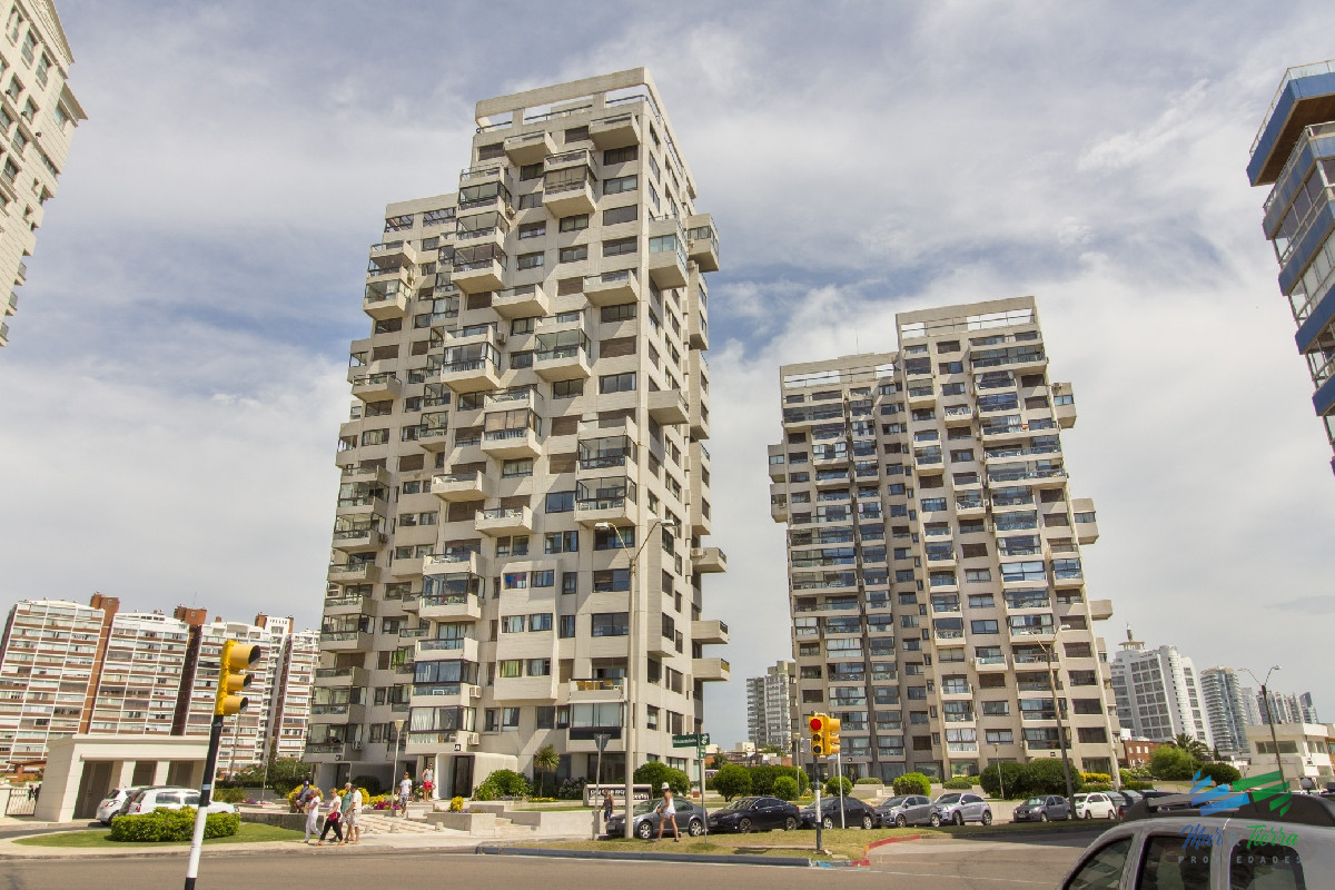 Apartamento ID.1177 - Muy  lindo apartamento ubicado sobre playa brava, cuarto piso,  con ambientes amplios.