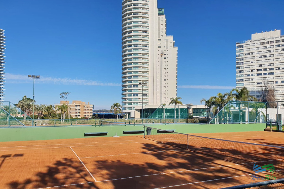 Apartamento ID.3664 - Alquilo apartamento 3 dormitorios frente al mar con servicios, Playa Mansa, Punta del Este