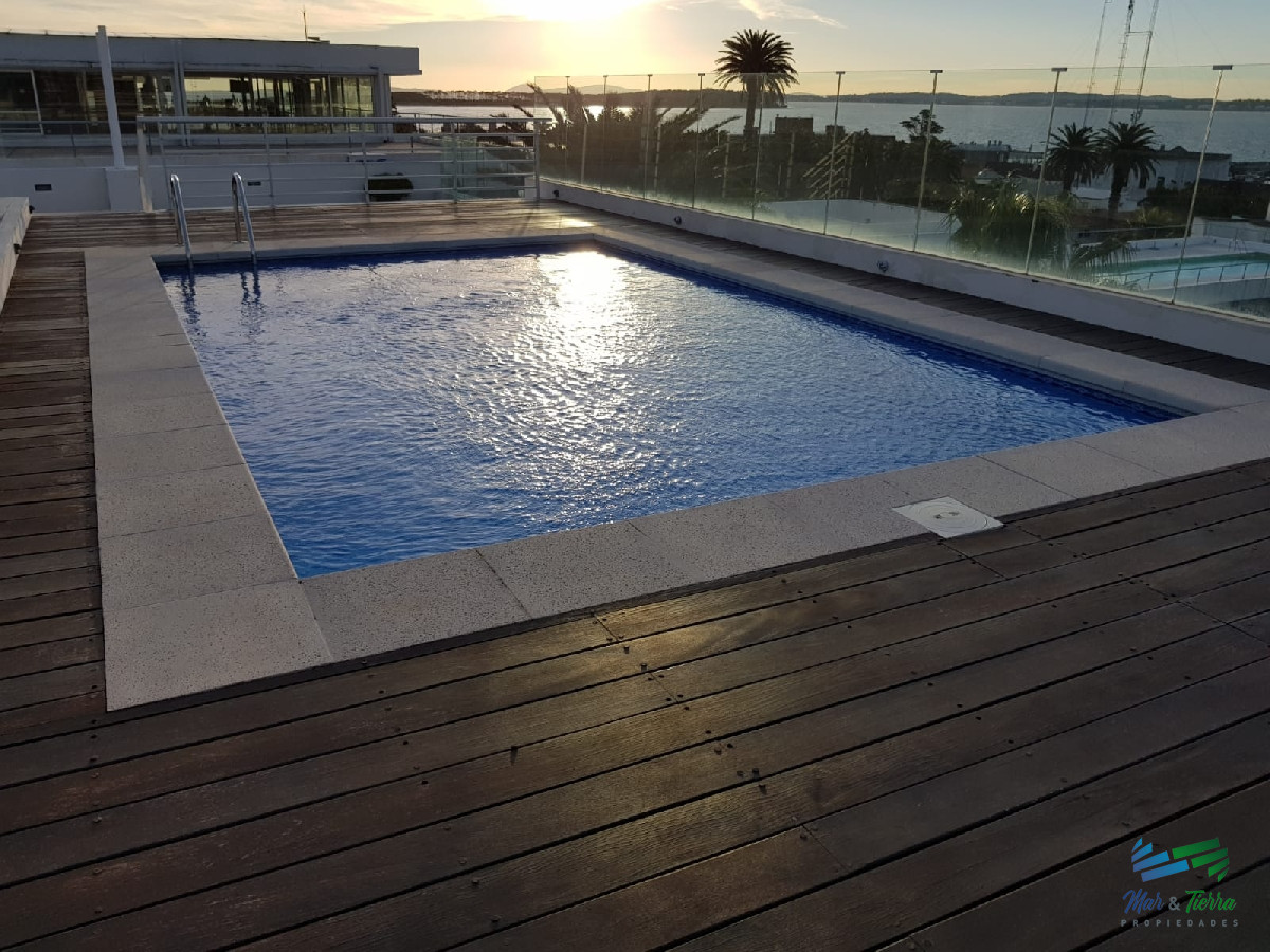 Apartamento ID.4196 - Vendo apartamento 2 dormitorios con gran terraza en Peninsula, zona puerto, Punta del Este