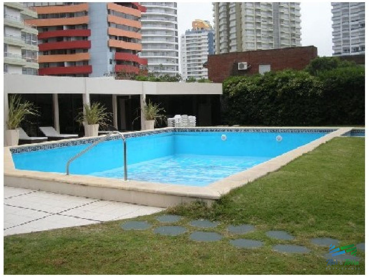 Apartamento ID.287 - Alquilo apartamento 3 dormitorios frente al mar, playa brava, Punta del Este.