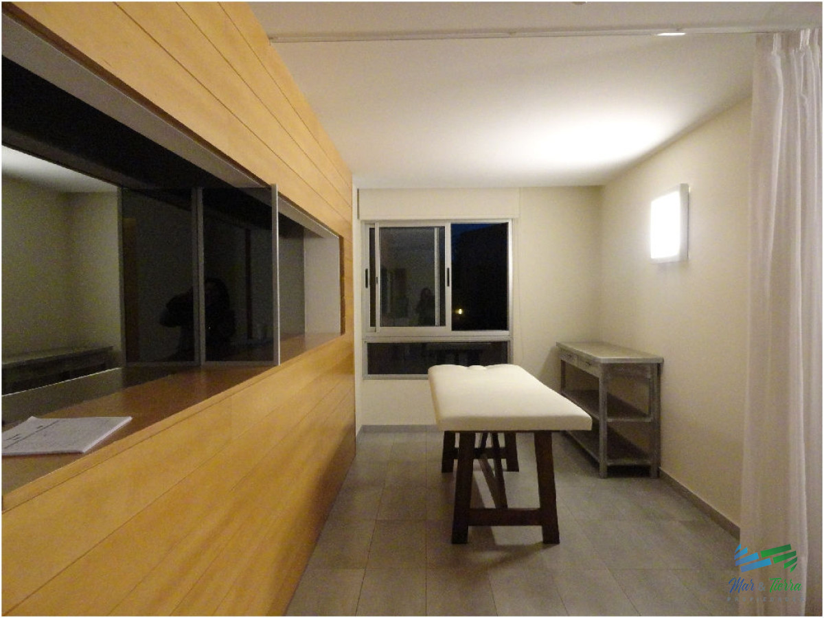 Apartamento ID.2361 - En venta.. Muy lindo apartamento sobre Av. Roosevelt, Punta del Este
