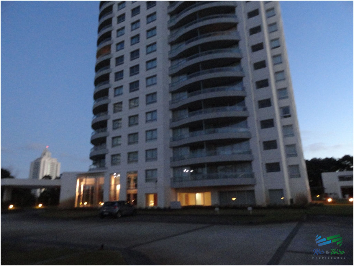 Apartamento ID.2361 - En venta.. Muy lindo apartamento sobre Av. Roosevelt, Punta del Este