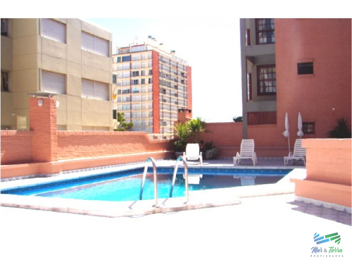 Apartamento ID.1067 - Vendo apartamento 2 dormitorios, con gran terraza y parrillero propio, servicio de mucamas y piscina. Peninsula, Punta del Este.