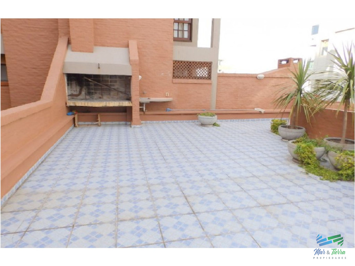 Apartamento ID.1067 - Vendo apartamento 2 dormitorios, con gran terraza y parrillero propio, servicio de mucamas y piscina. Peninsula, Punta del Este.