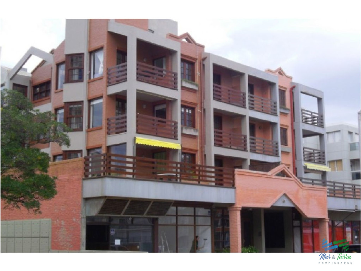 Apartamento ID.1067 - Vendo apartamento 2 dormitorios, con gran terraza y parrillero propio, servicio de mucamas y piscina. Peninsula, Punta del Este.
