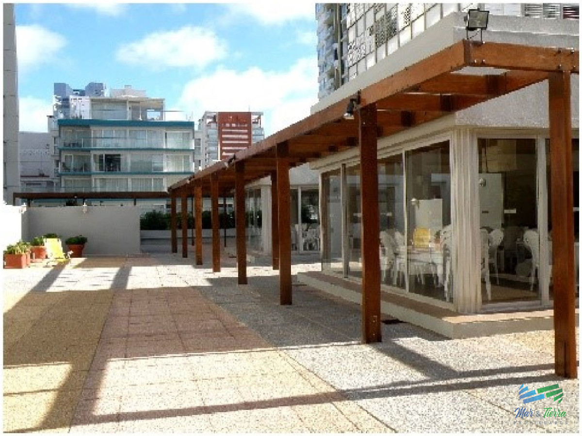 Apartamento ID.69 - Vendo apartamento 2 dormitorios totalmente reciclado, edificio con servicios en Peninsula, Punta del Este