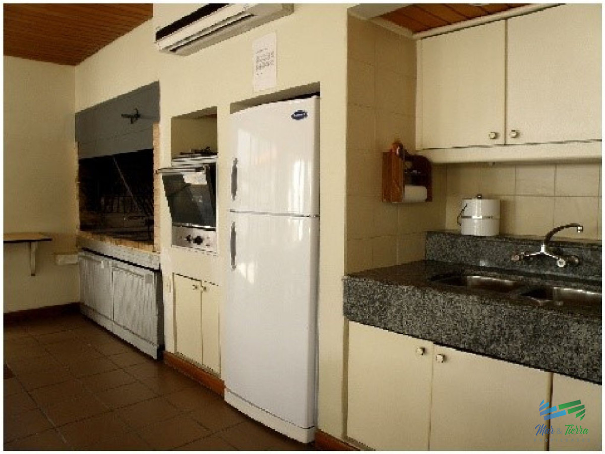 Apartamento ID.69 - Vendo apartamento 2 dormitorios totalmente reciclado, edificio con servicios en Peninsula, Punta del Este