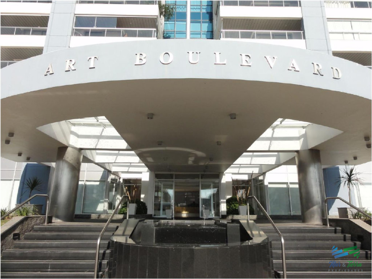 Apartamento ID.17 - En Alquiler y Venta... Torre con muy buena ubicación, a metros de las playas brava y mansa, muy cerca de la Península y de todos los servicios.