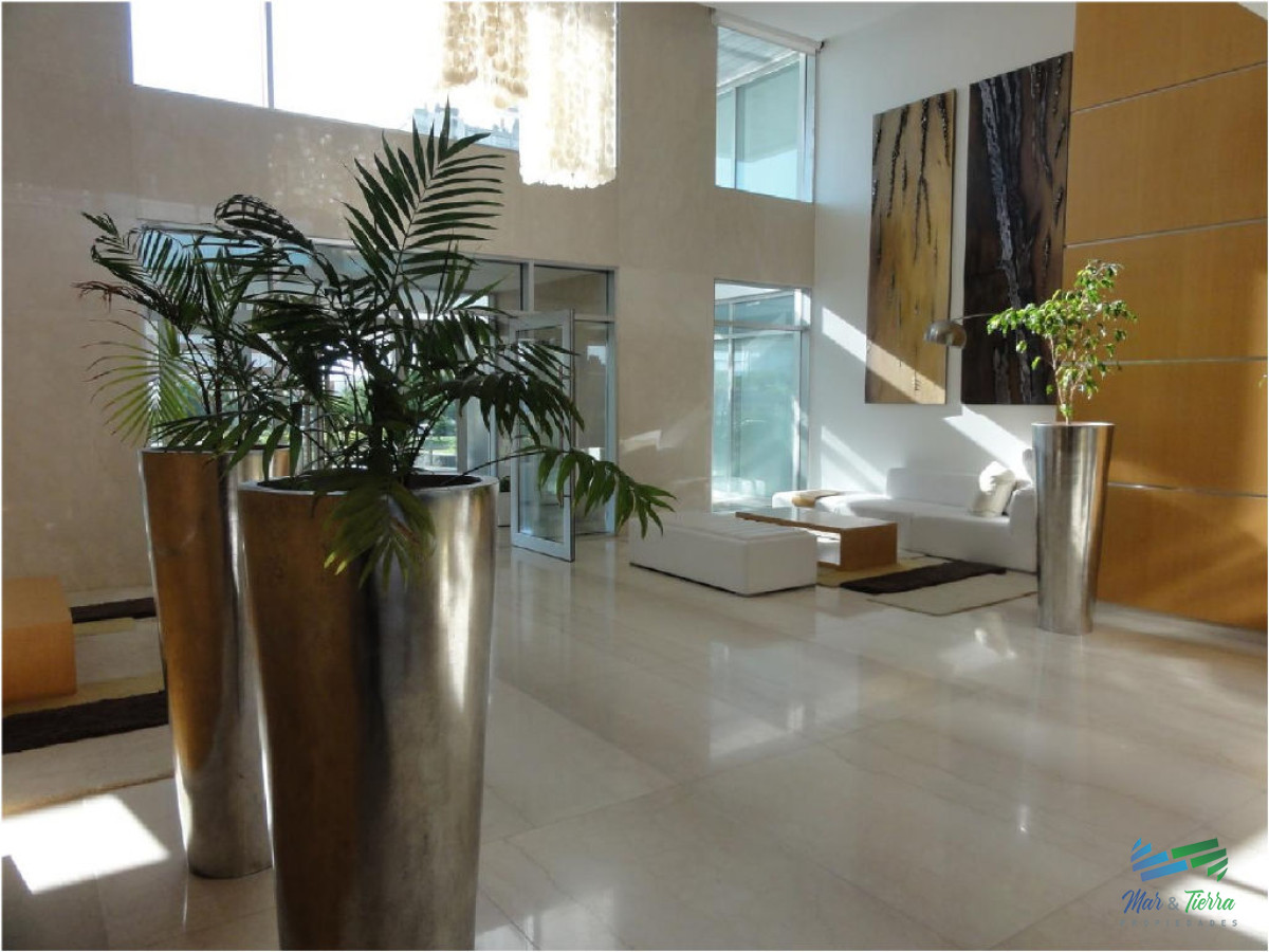 Apartamento ID.17 - En Alquiler y Venta... Torre con muy buena ubicación, a metros de las playas brava y mansa, muy cerca de la Península y de todos los servicios.