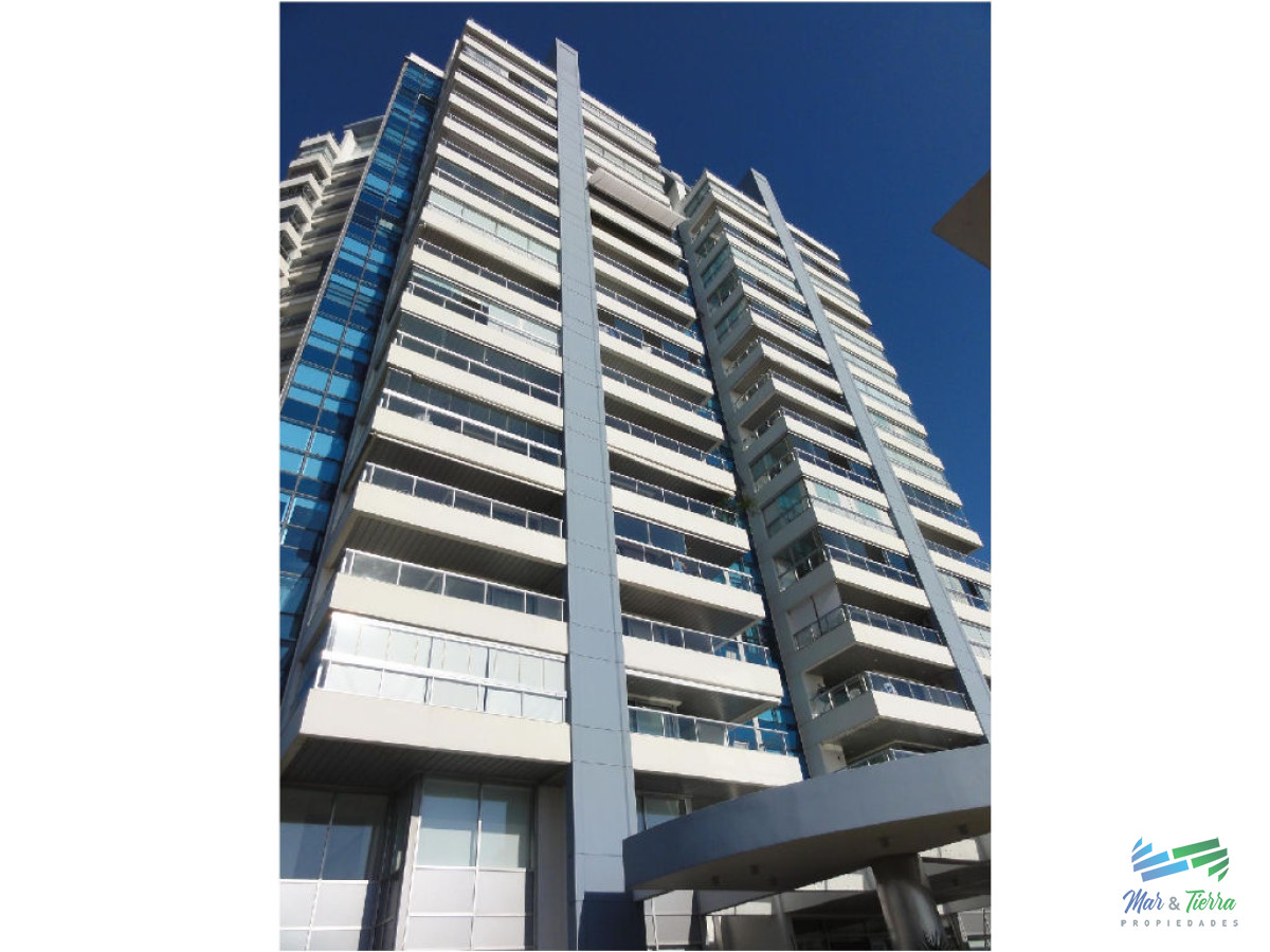 Apartamento ID.17 - En Alquiler y Venta... Torre con muy buena ubicación, a metros de las playas brava y mansa, muy cerca de la Península y de todos los servicios.