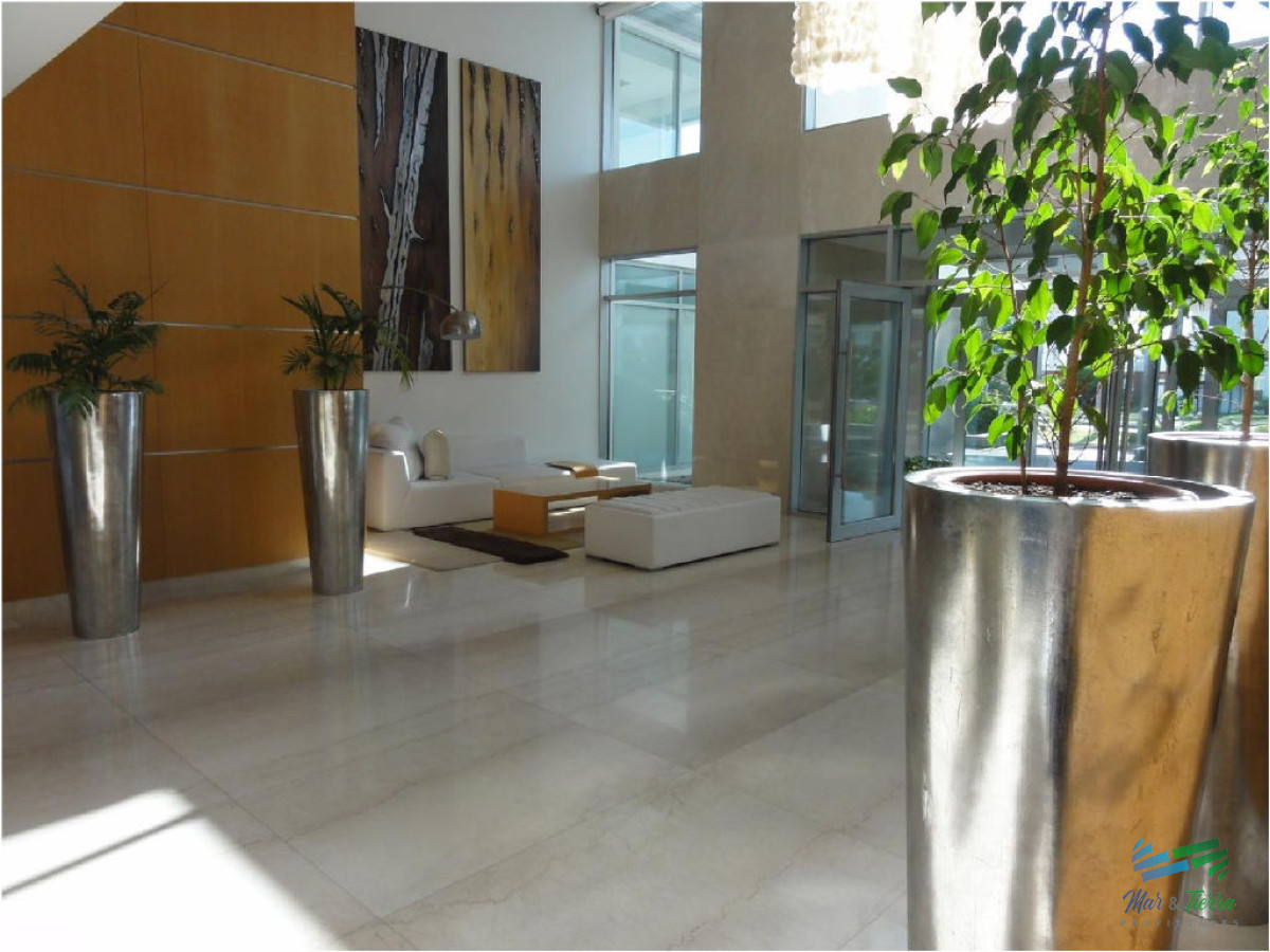 Apartamento ID.17 - En Alquiler y Venta... Torre con muy buena ubicación, a metros de las playas brava y mansa, muy cerca de la Península y de todos los servicios.