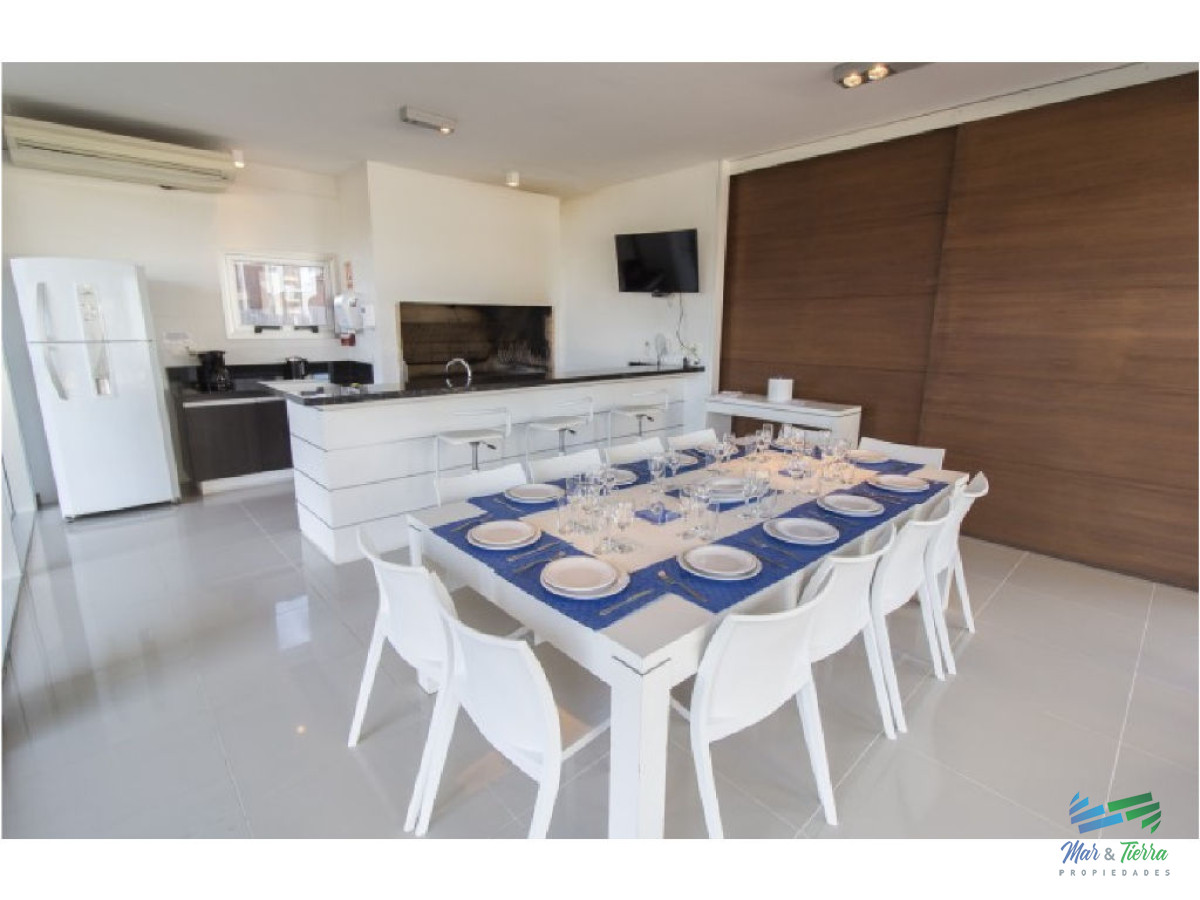 Apartamento ID.2435 - A metros del mar, en una de las zonas de mas categoría. Apartamento en piso alto con vista al mar.OPORTUNIDAD