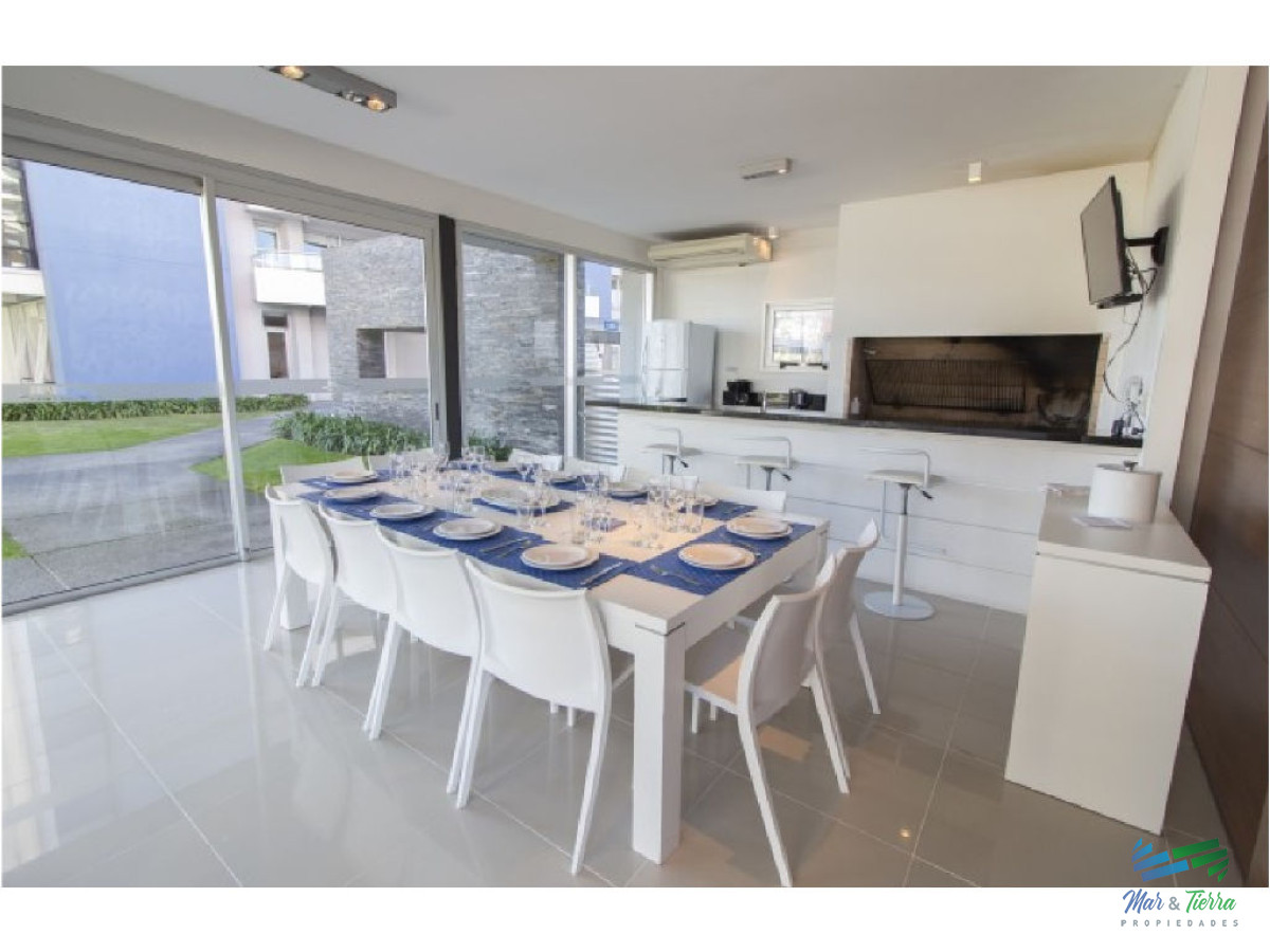 Apartamento ID.2435 - A metros del mar, en una de las zonas de mas categoría. Apartamento en piso alto con vista al mar.OPORTUNIDAD