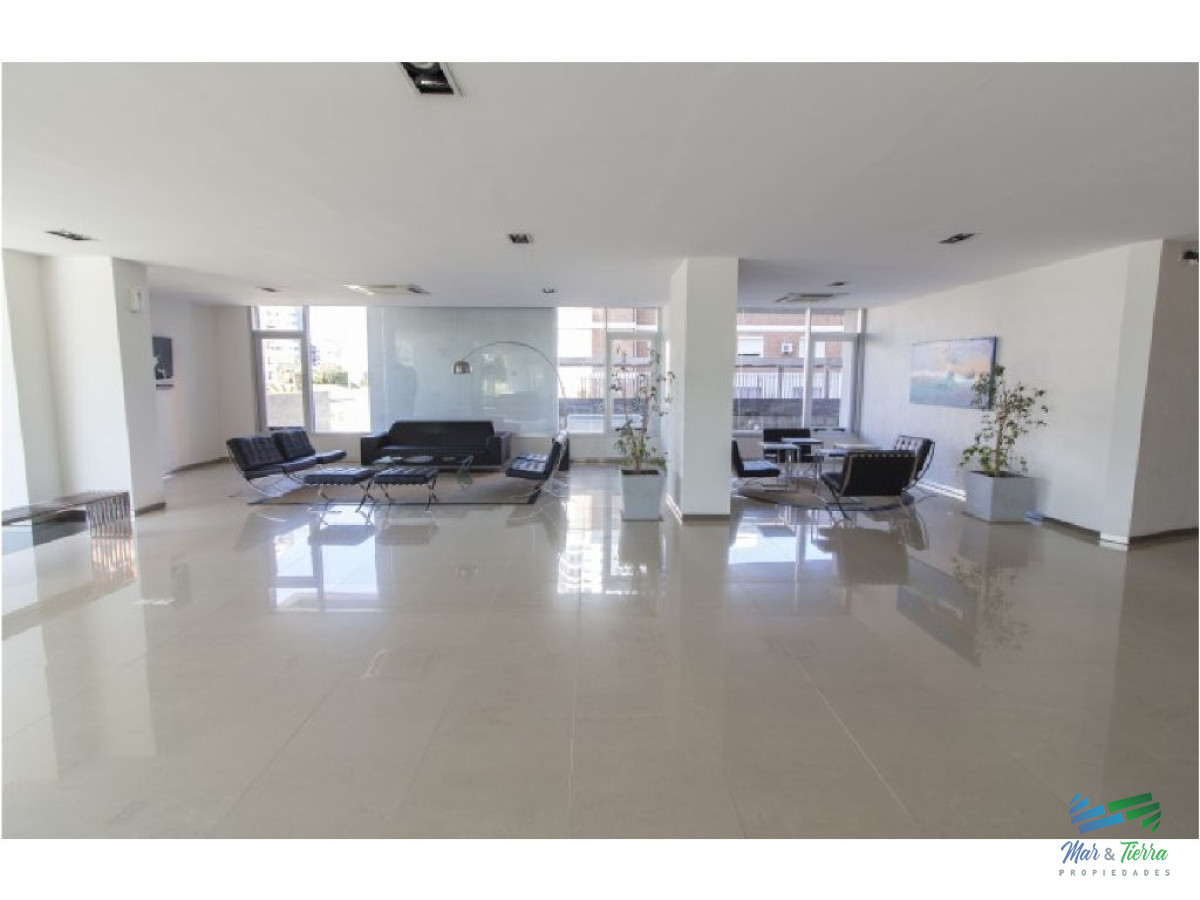 Apartamento ID.2435 - A metros del mar, en una de las zonas de mas categoría. Apartamento en piso alto con vista al mar.OPORTUNIDAD