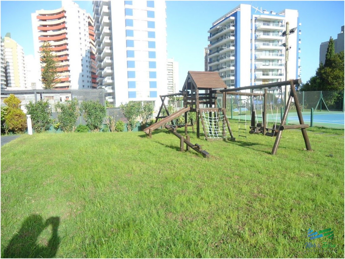 Apartamento ID.11 - Vendo 2 dormitorios en edificio con buenos servicios, parada 3, Punta del Este