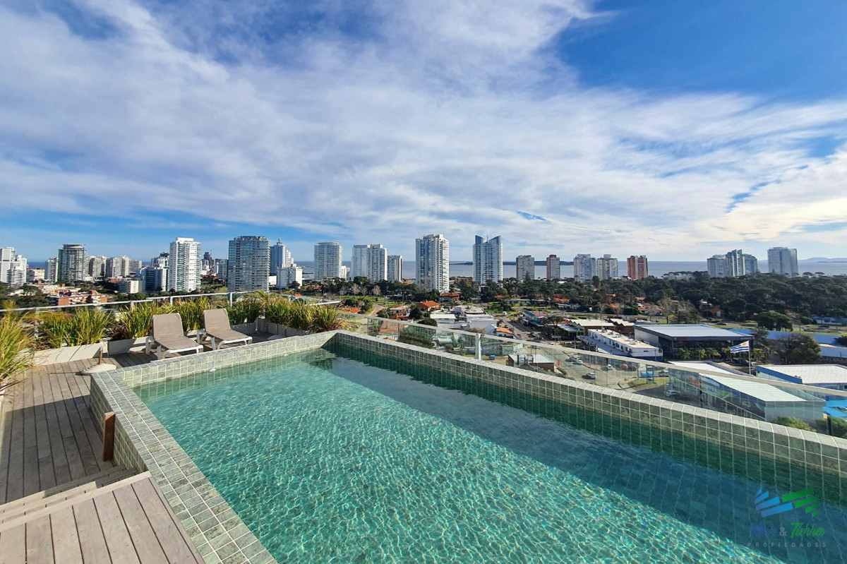 Apartamento ID.4378 - Alquilo por invierno amplio monoambiente con balcón al frente y buenos servicios, parada 5, Punta del Este