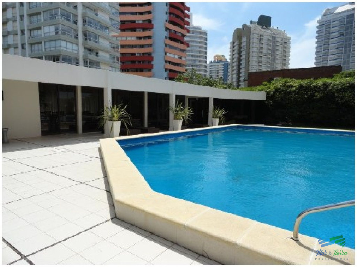 Apartamento ID.4030 - Venta apartamento 3 dormitorios, primera linea playa Brava, Punta del Este