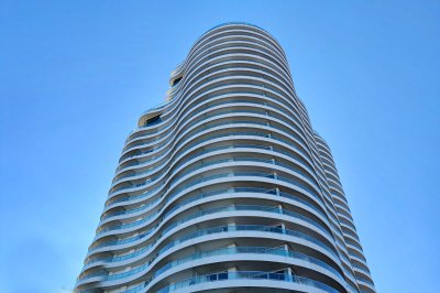 Alquilo apartamento 3 dormitorios frente al mar con servicios, Playa Mansa, Punta del Este