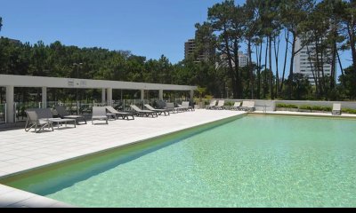 En venta apartamento 1 dormitorio con servicios en Ocean Drive Country, Punta del Este.