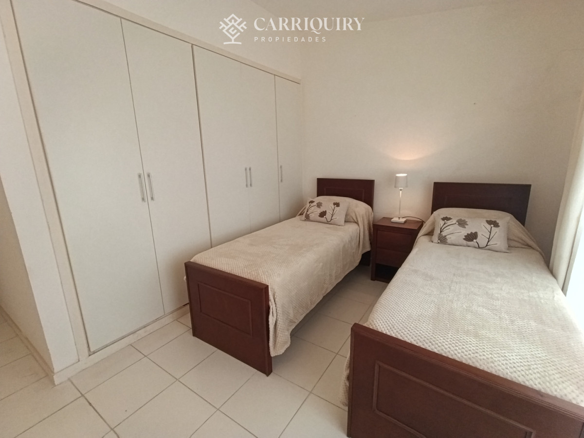 Casa ID.10691/Alquiler-de-temporada,-casa-de-3-dormitorios-con-piscina-y-barbacoa-abierta. - Disponible en alquier Casa en Mansa - Punta del Este, a pasos del mar