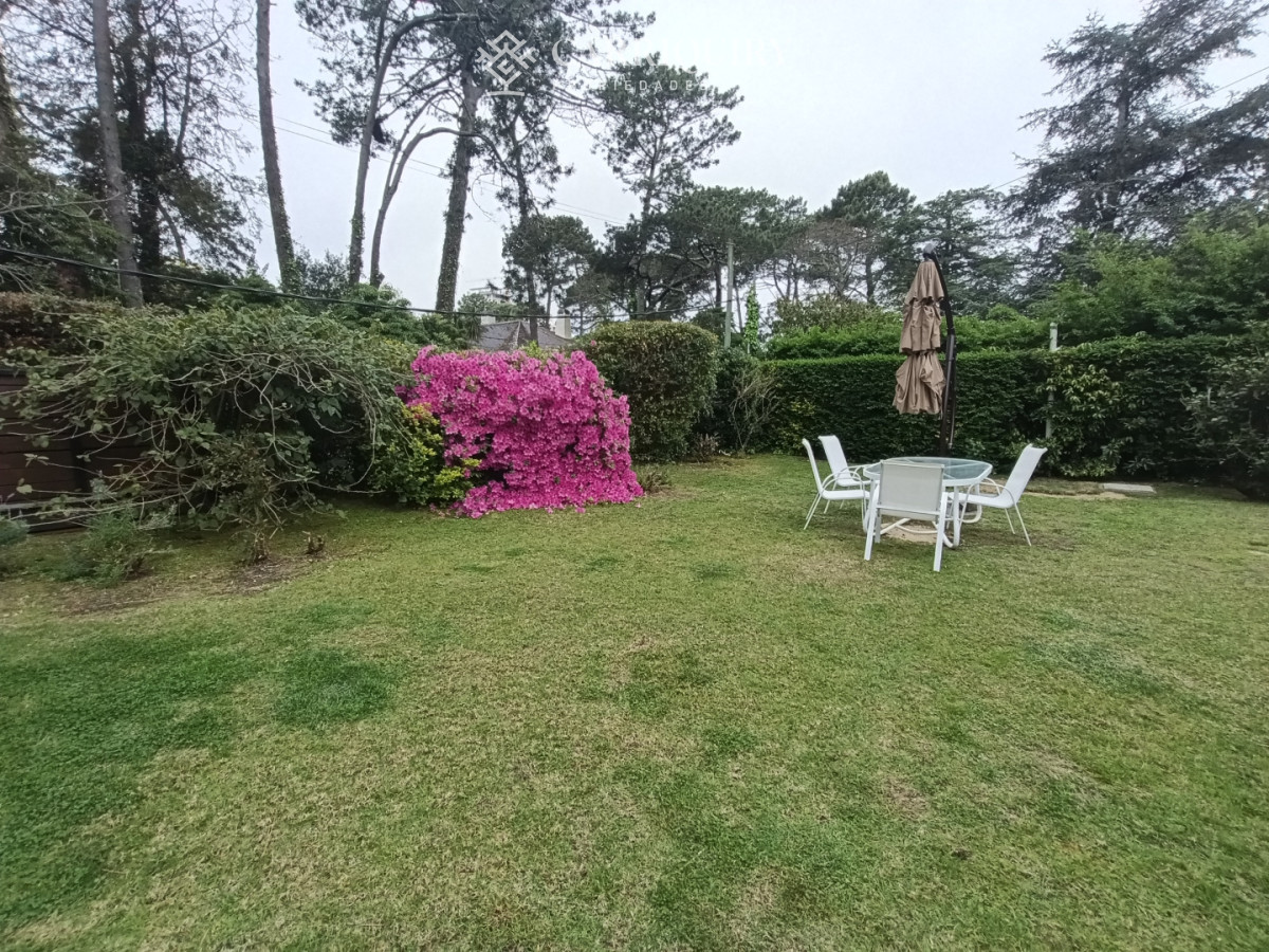 Casa ID.10691/Alquiler-de-temporada,-casa-de-3-dormitorios-con-piscina-y-barbacoa-abierta. - Disponible en alquier Casa en Mansa - Punta del Este, a pasos del mar