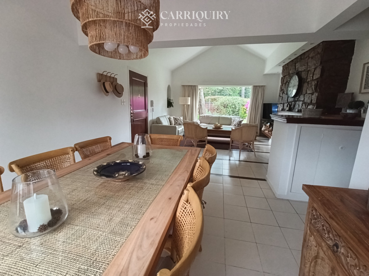 Casa ID.10691/Alquiler-de-temporada,-casa-de-3-dormitorios-con-piscina-y-barbacoa-abierta. - Disponible en alquier Casa en Mansa - Punta del Este, a pasos del mar