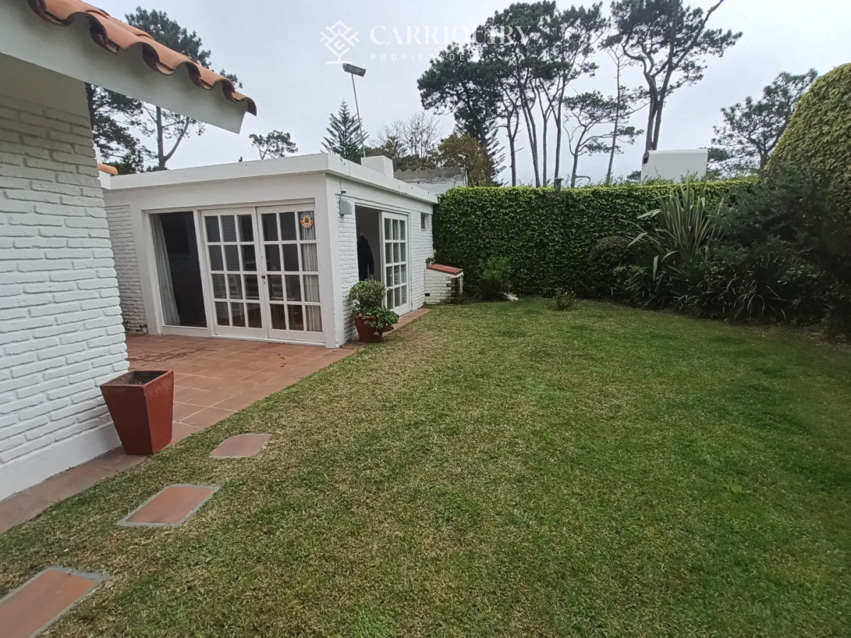 Casa ID.10691/Alquiler-de-temporada,-casa-de-3-dormitorios-con-piscina-y-barbacoa-abierta. - Disponible en alquier Casa en Mansa - Punta del Este, a pasos del mar